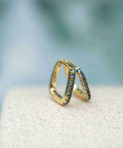 Alternative view of Øreringer i sølv med blå zirkonia