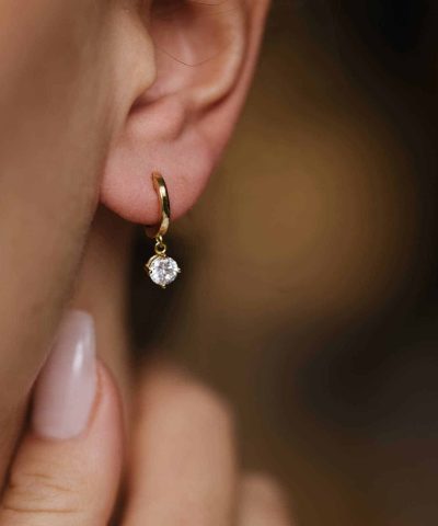 Alternative view of Nora Mørk by Gulldia Øreringer i sølv med hvit zirkonia