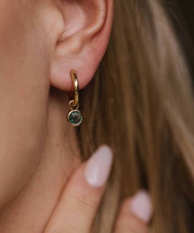 Alternative view of Nora Mørk by Gulldia Øreringer i sølv med grønn zirkonia