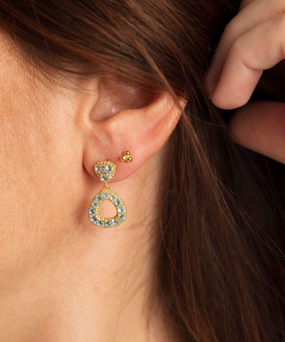 Alternative view of Øredobber i sølv med aqua-blå zirkonia