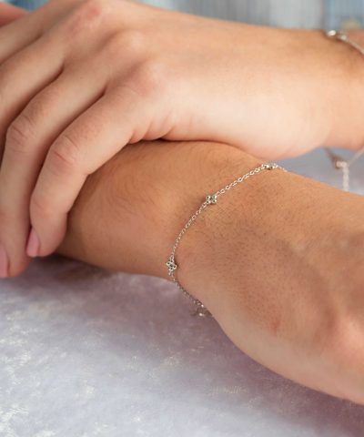 Alternative view of Armbånd i sølv, kulekjede blomst