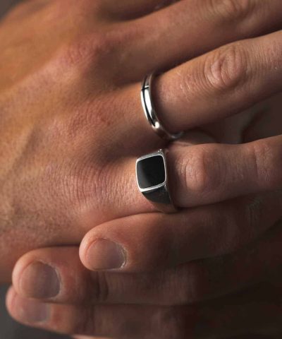 Alternative view of Black ring i sølv med sort onyx