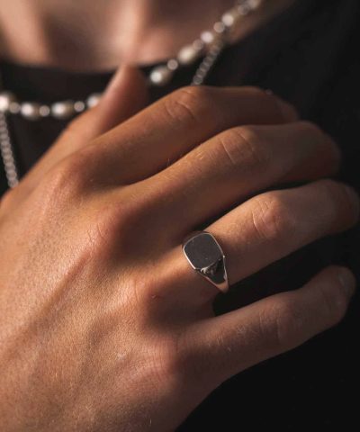 Alternative view of Brad ring i sølv, signetring medium