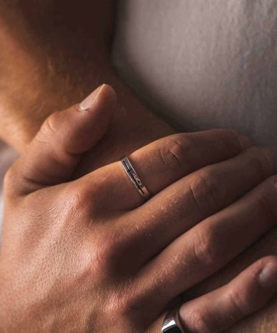 Alternative view of Liam ring i sølv med sort emalje