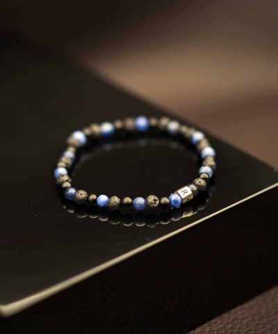 Alternative view of F&S armbånd JR med stenperler, sort/blå