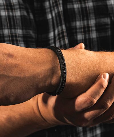 Alternative view of X skinnarmbånd med stål og sorte stener