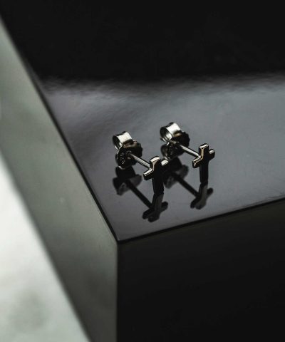 Alternative view of Jack øredobber i sølv, sort kors