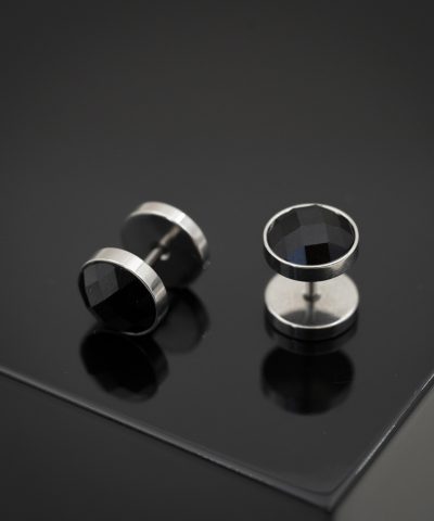 Alternative view of Kent øredobber i stål med sort sten