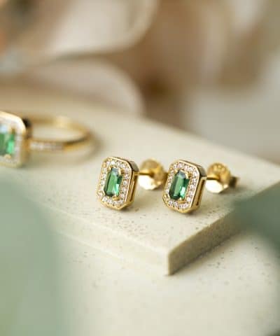 Alternative view of Øredobber i sølv med grønn zirkonia