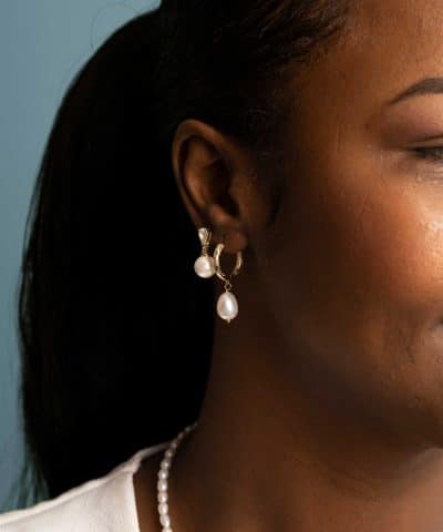 Alternative view of Øreringer i sølv med perle