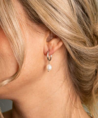 Alternative view of Øreringer i sølv med perle