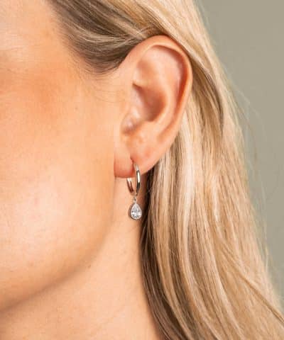 Alternative view of Øreringer i sølv med zirkonia dråpe