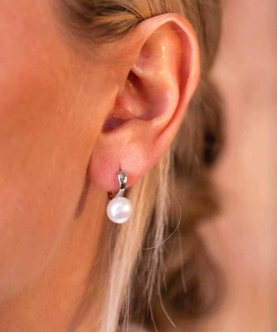 Alternative view of Øredobber i sølv med perle