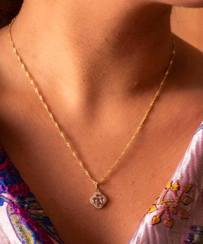 Alternative view of Ivy smykke i 925 forgylt sølv med rosa z