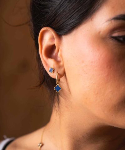 Alternative view of Øreringer i sølv havblå kløver