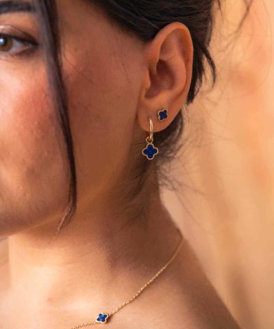 Alternative view of Øredobber i sølv med havblå kløver