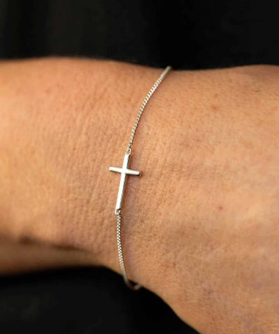 Alternative view of Armbånd i sølv kors