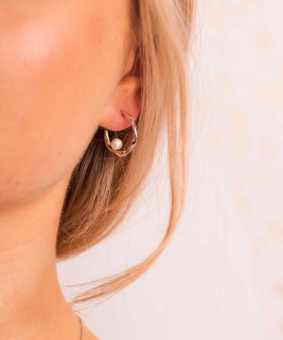 Alternative view of Capri øredobber i sølv med perle