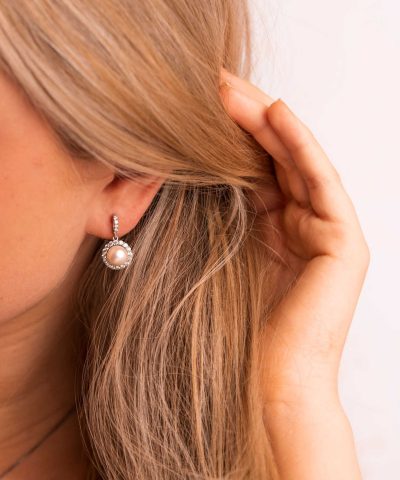 Alternative view of Firenze øredobber i sølv med perle