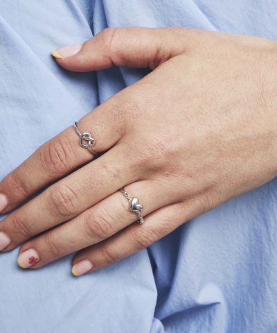 Alternative view of Ring i sølv knutehjerte