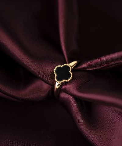 Alternative view of Ring i sølv med sort kløver