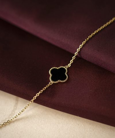 Alternative view of Armbånd i sølv med sort kløver