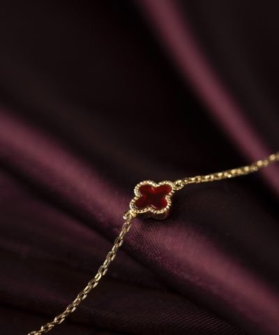 Alternative view of Armbånd i sølv med dyp rød kløver