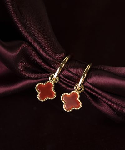 Alternative view of Øreringer i sølv dyp rød kløver