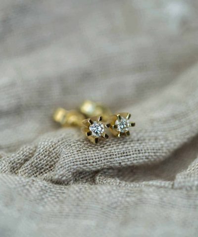 Alternative view of Capella øredobber i gult gull med diamant 0,50 ct WSI